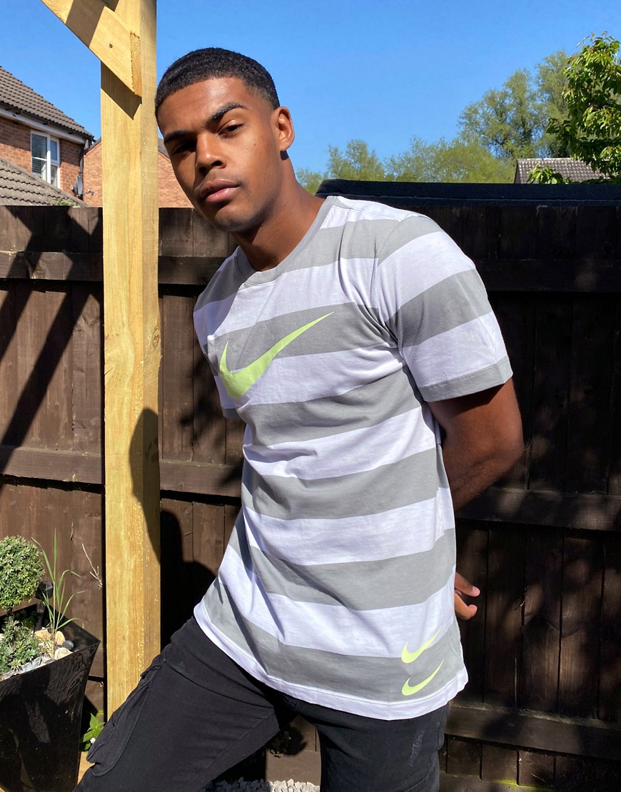 Nike – Grårandig t-shirt med Swoosh-logga