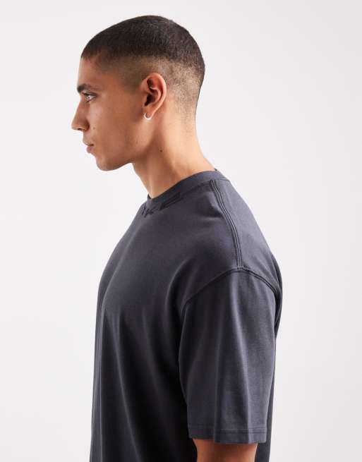 Nike – Gruby czarny T-shirt z grafiką przy szyi, 4 z 5