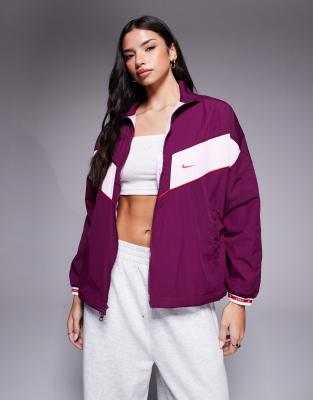 Nike - Gym Life Swoosh - Oversize-Jacke aus Webstoff mit Einsätzen in Burgunderrot und Rosa