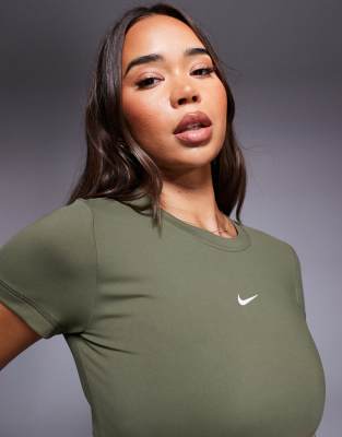 Nike - Gym Life - T-Shirt in Khaki mit kurzem Schnitt und Swoosh-Logo-Grün