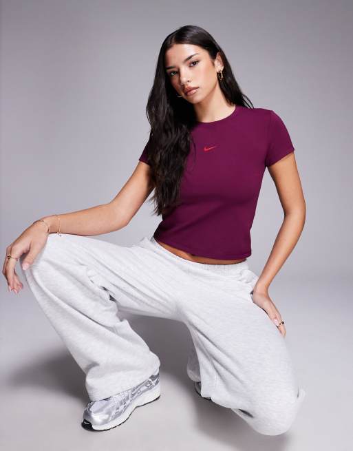 Nike – Gym Life – Vinröd, kort t-shirt med swoosh-logga 