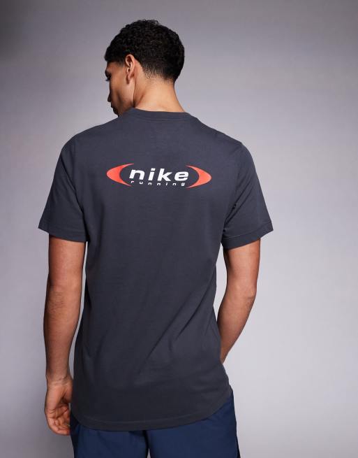 Nike - Hardlopen - T-shirt met grafische print op de rug in donkergrijs, 3 van 5