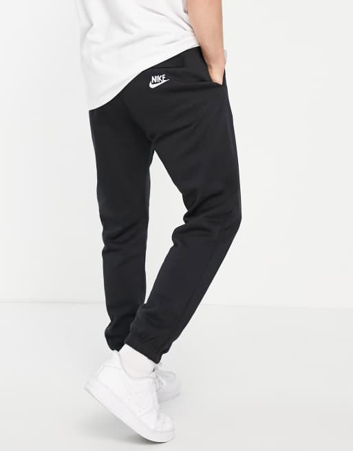 Nike club casual fit cuffed joggers in discount blac