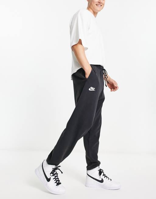 Nike hotsell sweatpants outfit