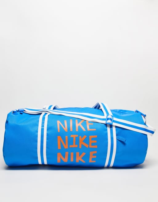 Nike – Heritage – Blå duffelbag med orange Nike-logga