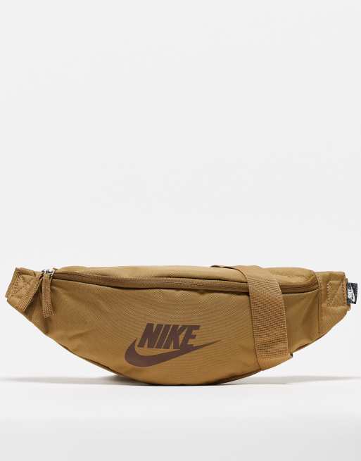 Nike – Heritage – Brun magväska med mörkbrun logga