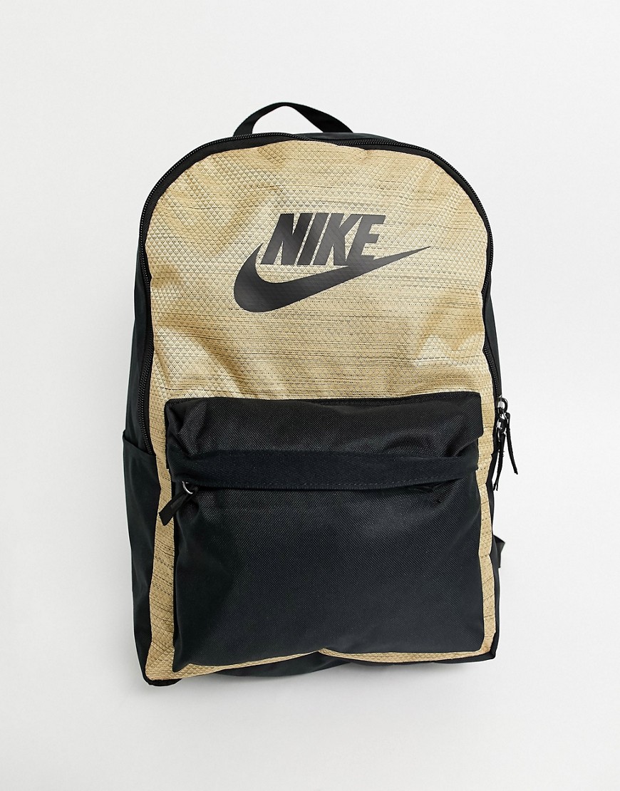Nike – Heritage – Brun och svart ryggsäck-Guldbrun