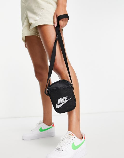 Verwisselbaar Terminal Verbonden Nike - Heritage - Crossbody flight tas in zwart | ASOS