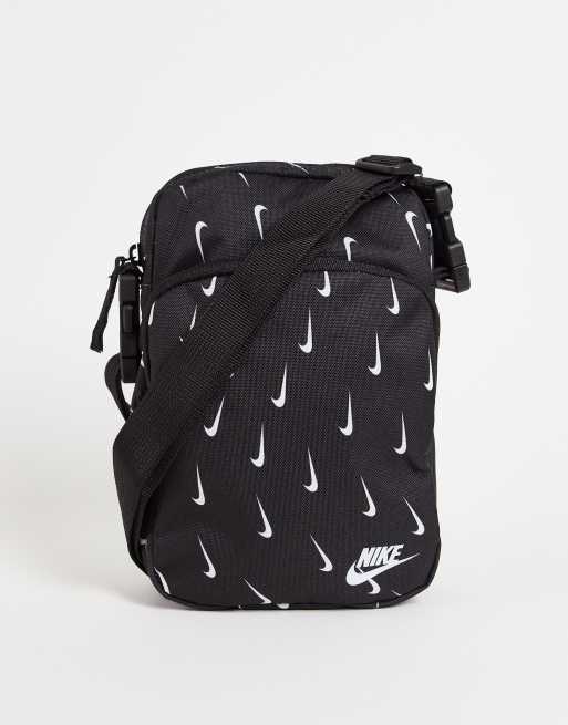 Nike - Heritage - Crossbody tas bedekt met logoprint in zwart