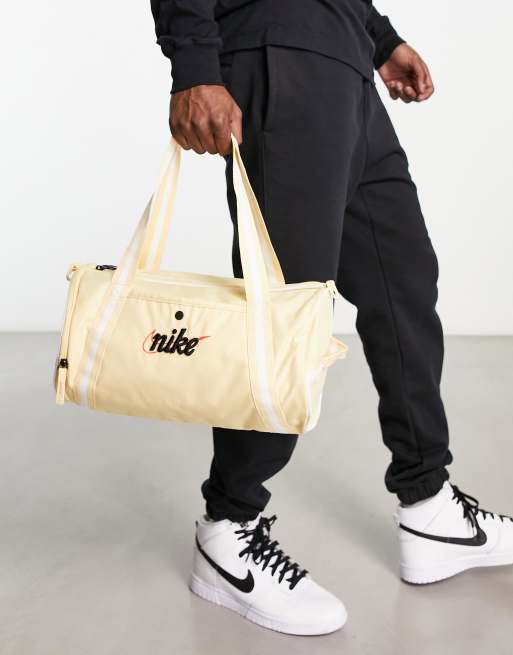 Compasión cualquier cosa Adicto Nike heritage duffle bag in cream | ASOS