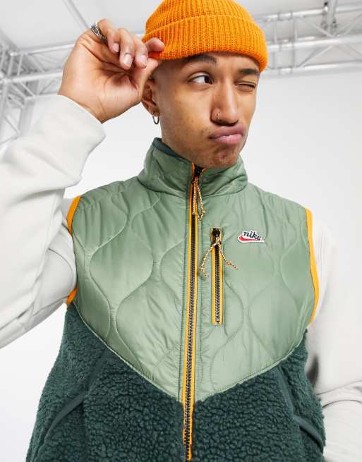 Nike - Heritage Essentials - Gilet met fleece panelen in groen | ASOS