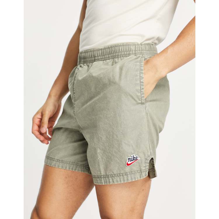 Nike heritage shorts top