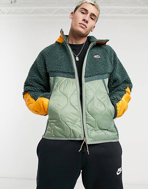 Politieagent Ijver niets Nike – Heritage Essentials Winter – Grüne Jacke mit Kapuze, Reißverschluss  und Fleece-Einsätzen | ASOS
