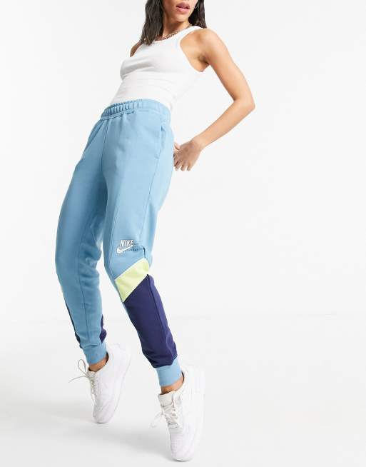 Nike sportswear heritage track 2024 pants