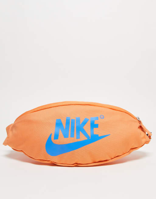 slecht humeur schetsen Roman Nike - Heritage - Heuptasje in oranje en fotoblauw | ASOS