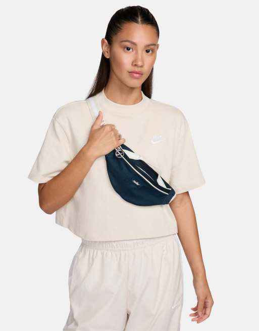 Nike Heritage Marsupio blu navy e bianco ASOS
