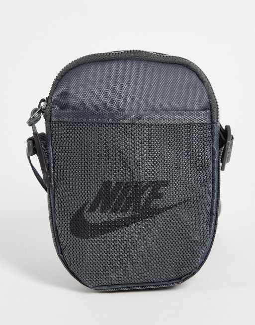 Nike – Heritage – Pilotentasche zum Umhängen in Grau
