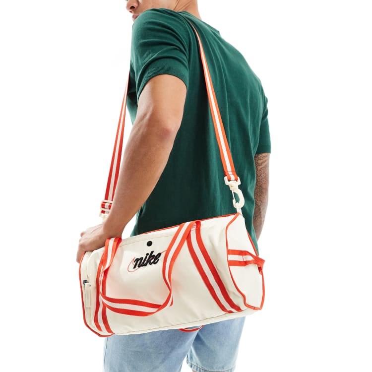 Nike – Heritage – Reisetasche in gebrochenem Weiß und Rot ASOS