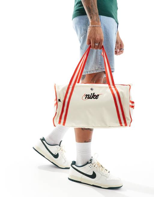 Nike Heritage Reisetasche in gebrochenem WeiB und Rot ASOS