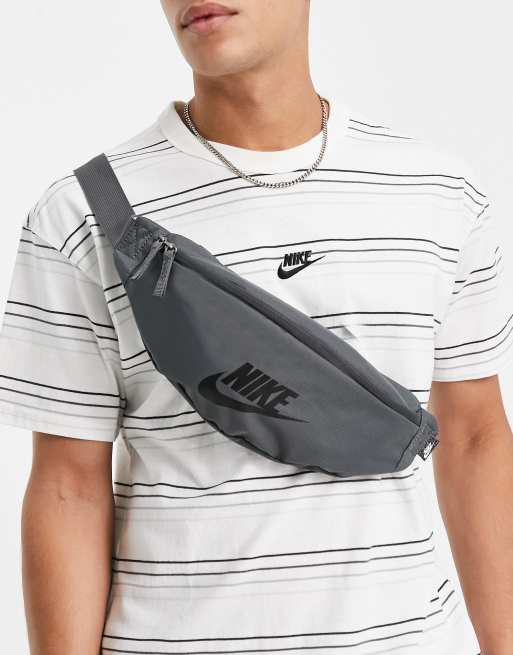 Nike Heritage Sac banane Gris ASOS