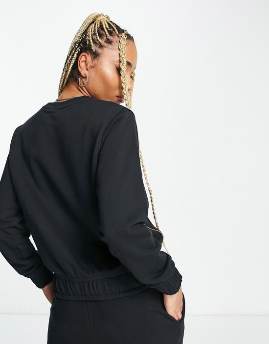 https://images.asos-media.com/products/nike-heritage-script-logo-sweatshirt-in-black/202912326-2?$n_550w$&wid=550&fit=constrain