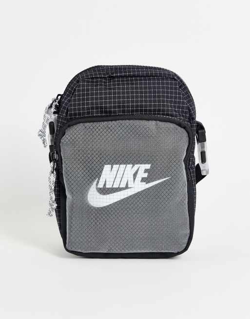 Nike - Heritage - Sort crossbody-taske i ripstop-stof