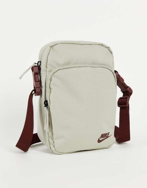 Nike – Heritage – Stenfärgad crossbodyväska