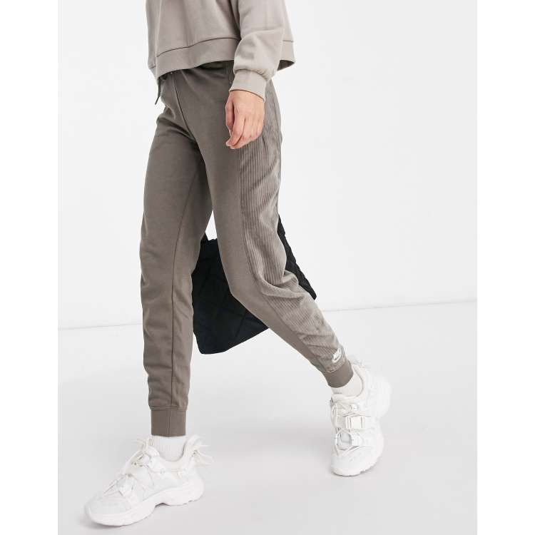 Nike heritage velour cuffed discount sweatpants in light khak