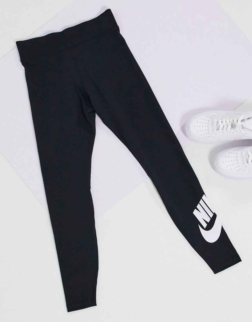 Nike high-waisted legging in black