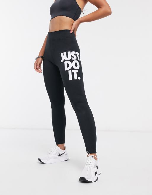 Nike - Højtaljede sorte leggings i 7/8-længde med 'Just Do It'-print på låret