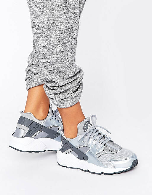 Oferta Vacilar para Nike Huarache Run Trainers In Grey Silver | ASOS