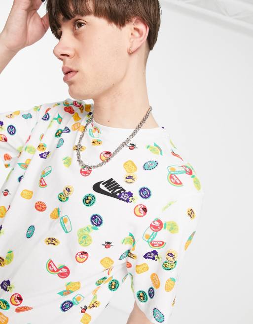 Nike - Hvid t-shirt med 'Certified Fresh'-frugtklistermærkeprint