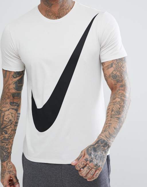 Nike t 2025 shirt big logo