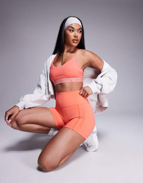 Nike - Indy - Gym Life - Brassière de sport maintien intermédiaire en tissu Dri-FIT à logo virgule - Corail - view 1