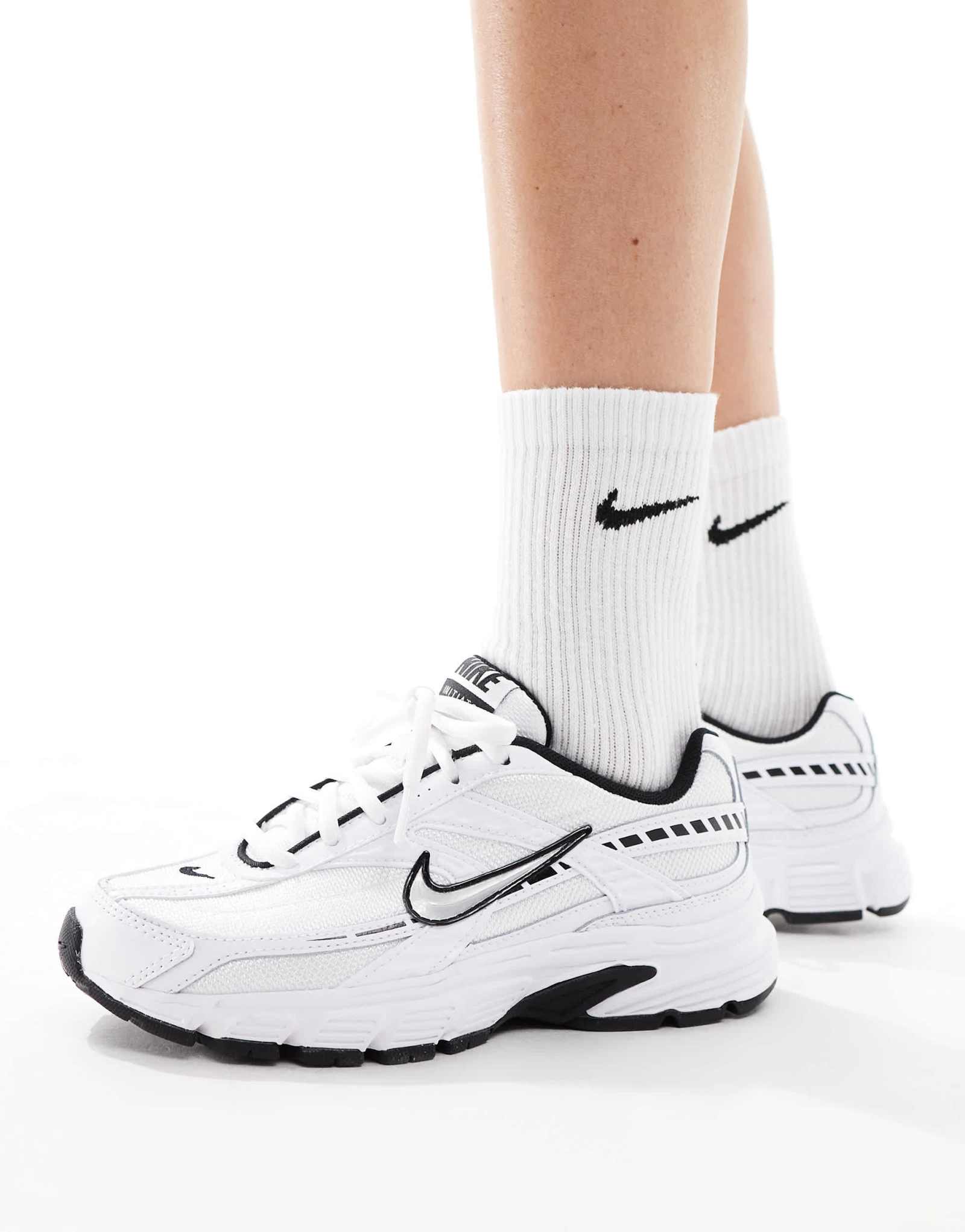 Кроссовки Nike Initiator белого и черного цветов