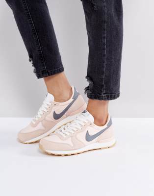 Nike Internationalist Trainers In Peach 