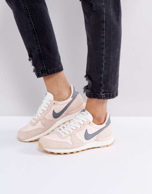 Nike Internationalist Trainers In Peach