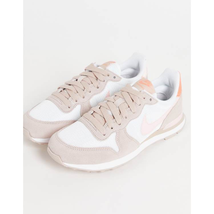 Nike Internationalist trainers in white and atmosphere pink