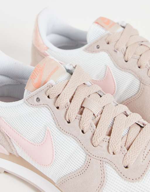 Nike Internationalist trainers in white and atmosphere pink