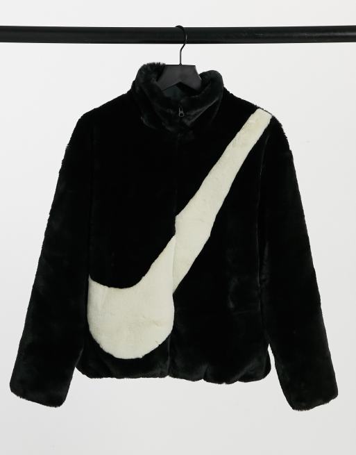 Nike - Jack van imitatiebont met oversized swoosh in zwart