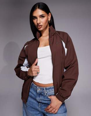 Nike - Jacke aus Webstoff in Braun-Brown