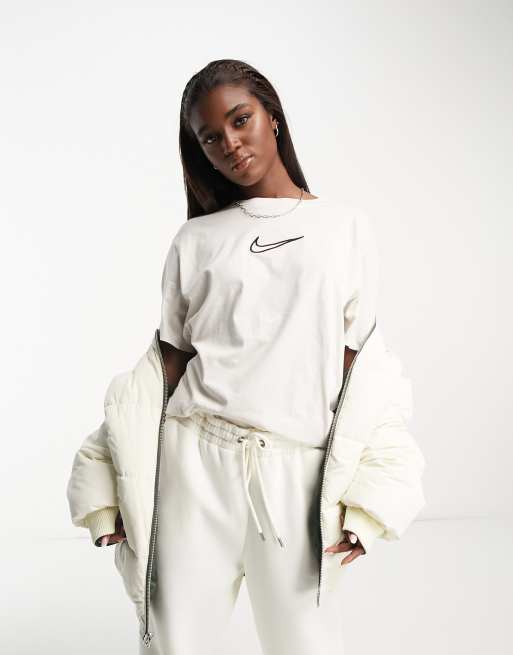 Nike – Jasnobrązowy T-shirt z nadrukiem ze średnim logo Swoosh