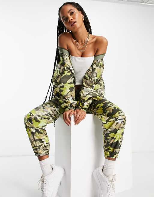 Nike Survetement a imprime camouflage sur l ensemble Gris et jaune ASOS