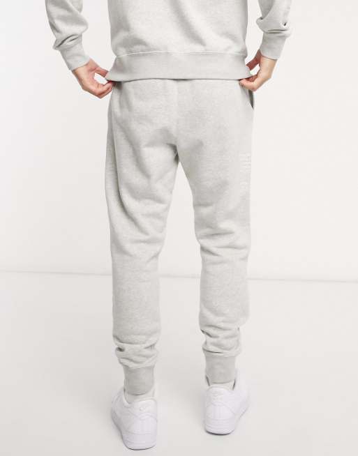 nike jogger à logo virgule avec chevilles resserrées gris