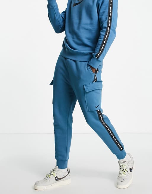 Nike Jogger cargo avec bande a logo repete Bleu