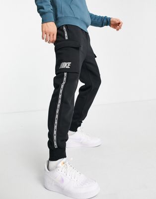 Survêtements Nike - Jogger cargo avec bande à logo répété - Noir