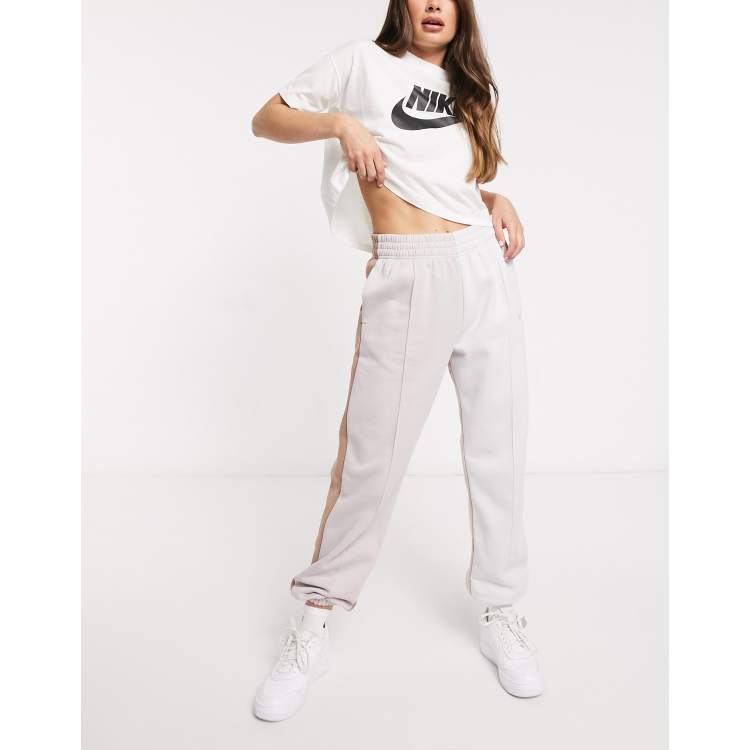 Nike Jogger effet color block avec logo virgule metallise Tons neutres