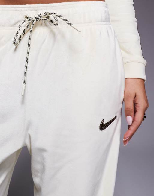Nike - Joggers a fondo ampio in velour color panna, 4 di 5