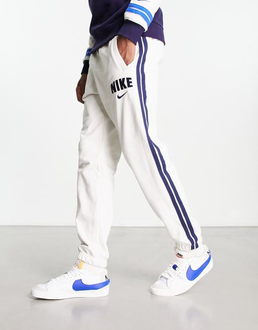 Nike - Joggers rétro in pile bianco sporco
