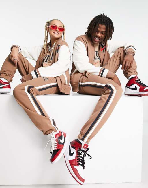 Nike - Joggers unisex con fondo elasticizzato stile college rétro marrone archaeo